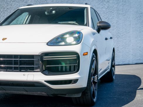 Used 2020 Porsche Cayenne Turbo image 19