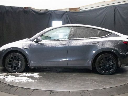 Used 2020 Tesla Model Y Long Range image 9