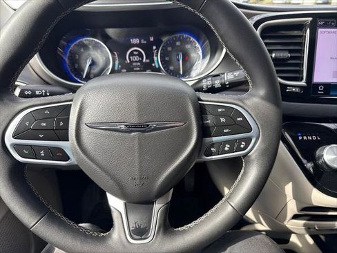 Used 2024 Chrysler Pacifica Touring-L FWD image 16