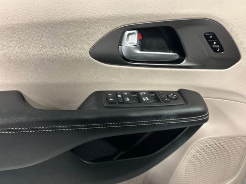 Used 2024 Chrysler Pacifica Touring-L FWD image 14