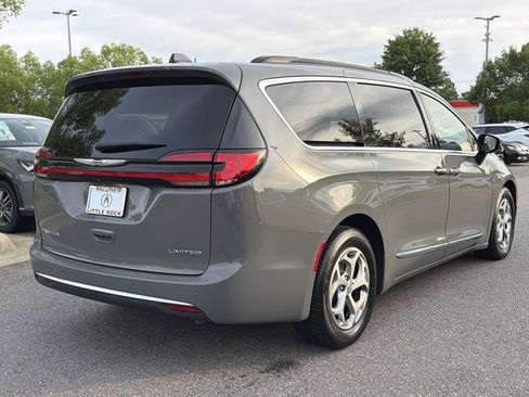 Used 2023 Chrysler Pacifica Limited FWD image 3