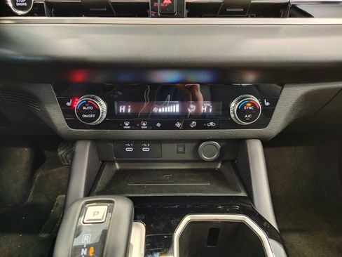 Used 2025 Mitsubishi Outlander SE image 25