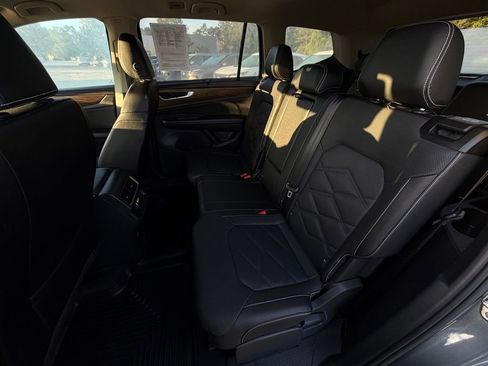 Used 2025 Volkswagen Atlas SE image 26