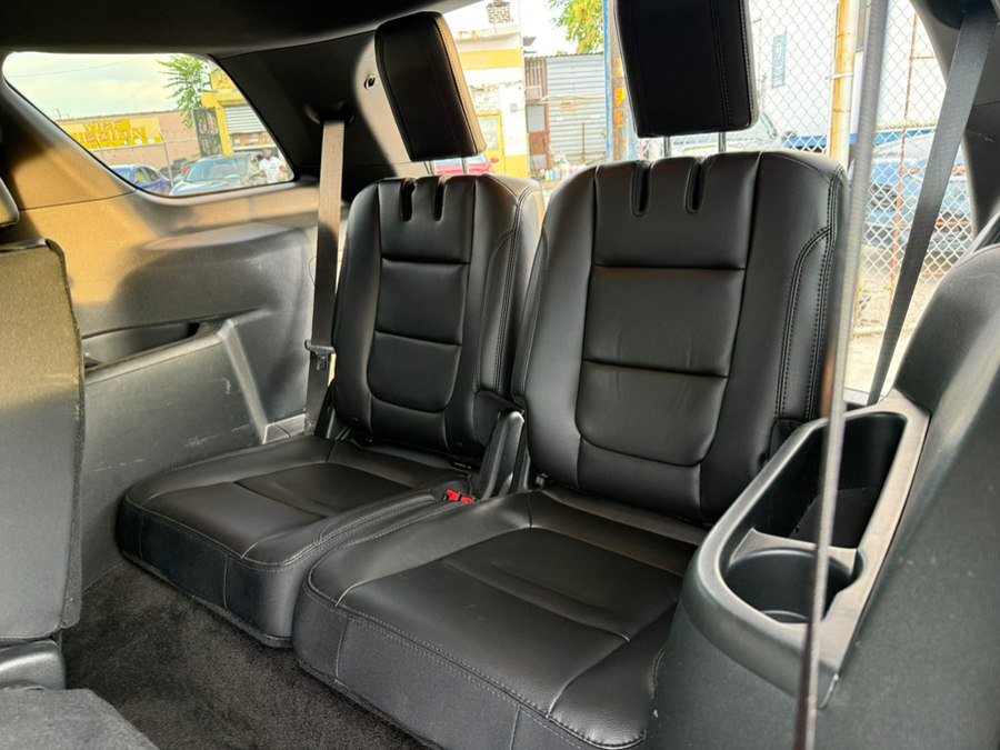 Used 2018 Ford Explorer XLT w/ Equipment Group 202A AWD/4WD image 11