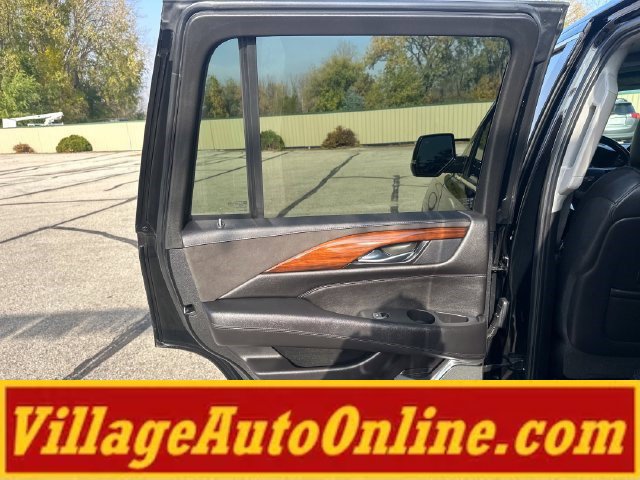 Used 2018 Cadillac Escalade Luxury AWD/4WD image 36