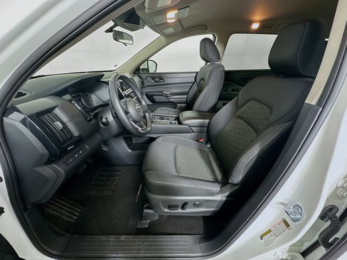 Used 2025 Nissan Pathfinder SV image 13