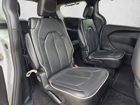 Used 2025 Chrysler Pacifica Limited image 22