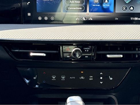 New 2026 Nissan Kicks SR w/ SR Premium Package FWD image 6