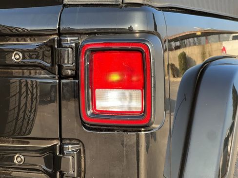 Used 2022 Jeep Wrangler Unlimited Sahara image 35