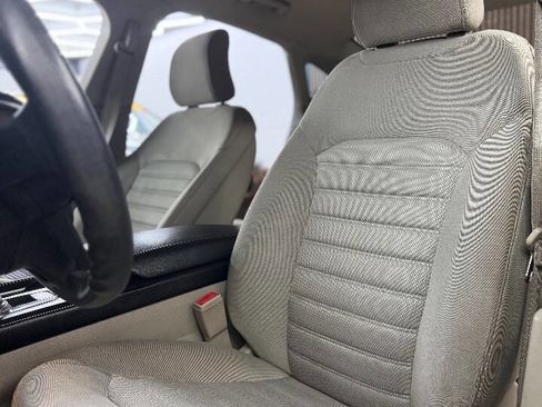 Used 2017 Ford Fusion SE image 3