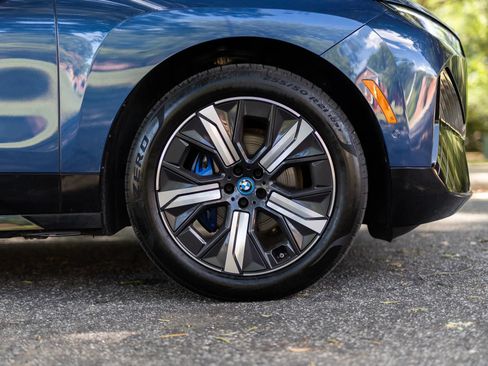 Used 2024 BMW iX xDrive50 w/ Premium Package AWD/4WD image 16