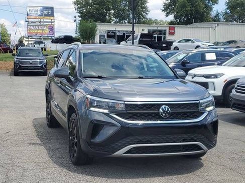 Used 2023 Volkswagen Taos SE w/ Black Wheel Package FWD image 3