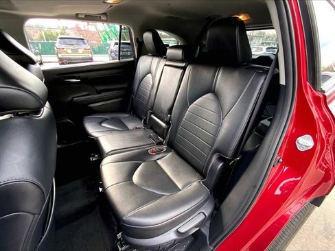 Used 2020 Toyota Highlander XLE AWD/4WD image 21