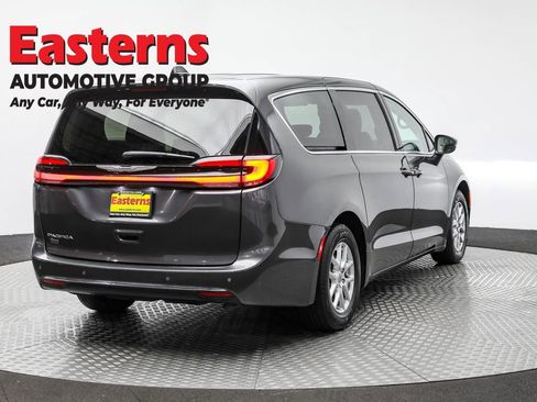 Used 2023 Chrysler Pacifica Touring-L image 5