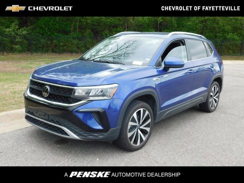 Used 2024 Volkswagen Taos SE image 1