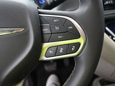 Used 2024 Chrysler Pacifica Limited FWD image 18