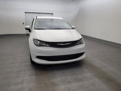 Used 2020 Chrysler Voyager L FWD image 14
