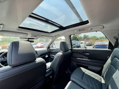 New 2025 Nissan Pathfinder Platinum w/ Black Appearance Package image 31