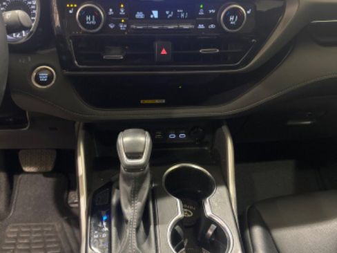 Used 2024 Toyota Highlander XLE image 3