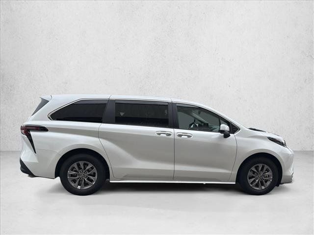 Used 2025 Toyota Sienna XLE AWD/4WD image 4