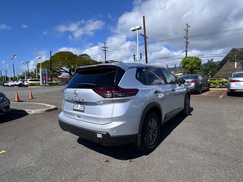 Used 2025 Nissan Rogue S image 3