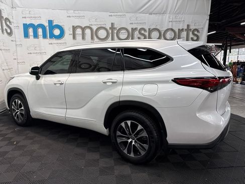 Used 2022 Toyota Highlander XLE AWD/4WD image 3