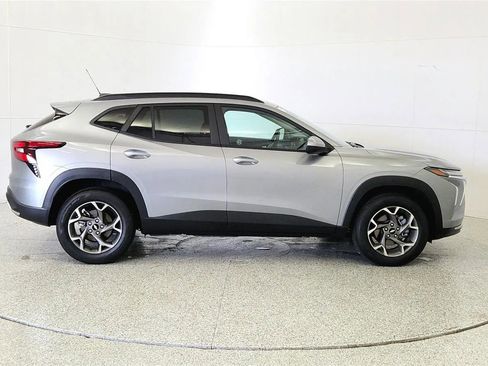 Used 2025 Chevrolet Trax LT w/ Sunroof Package FWD image 8