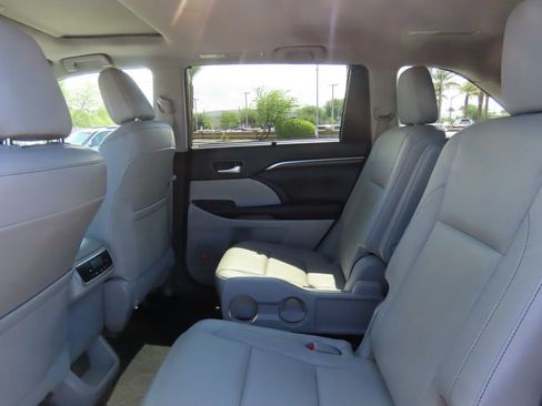 Used 2016 Toyota Highlander Limited image 20