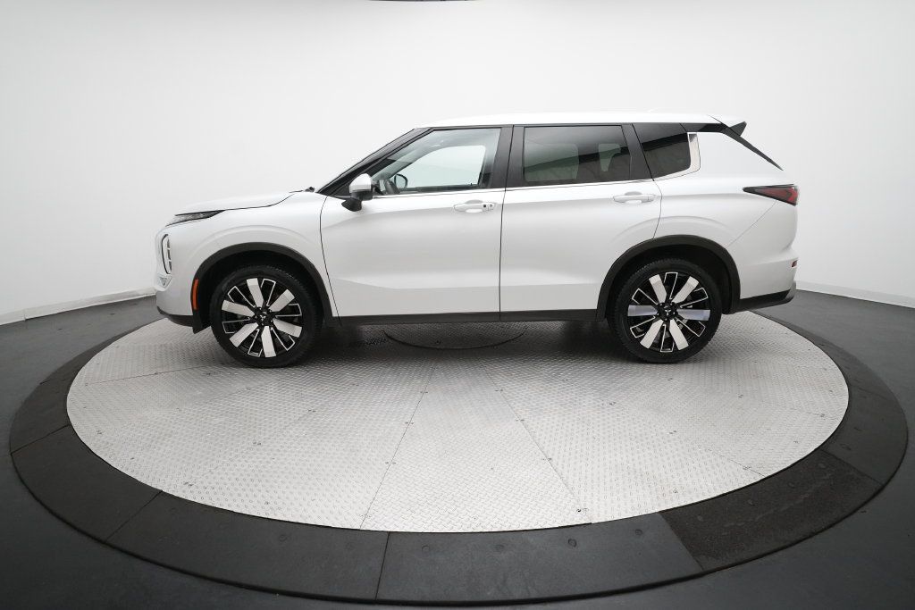 Used 2025 Mitsubishi Outlander AWD image 24