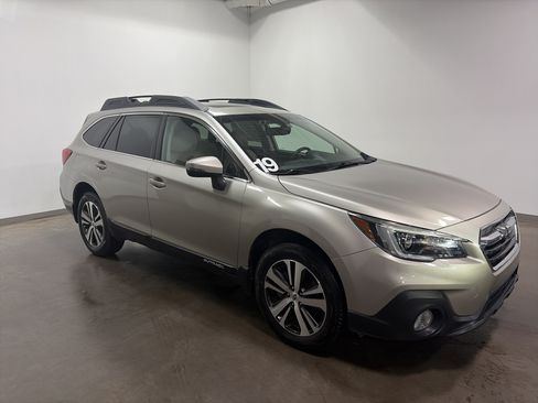 Used 2019 Subaru Outback 2.5i Limited w/ Popular Package #2 AWD/4WD image 2