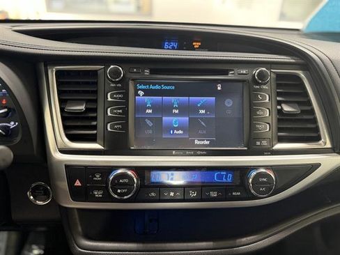 Used 2018 Toyota Highlander SE image 9