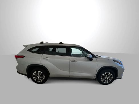 Used 2023 Toyota Highlander XLE image 9