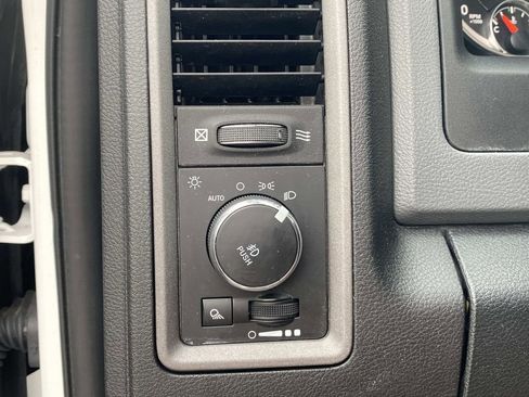 Used 2018 RAM 1500 Express RWD image 29