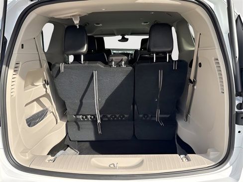 Used 2023 Chrysler Pacifica Touring-L image 11