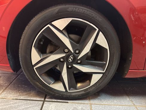 Used 2021 Hyundai Elantra Limited image 17