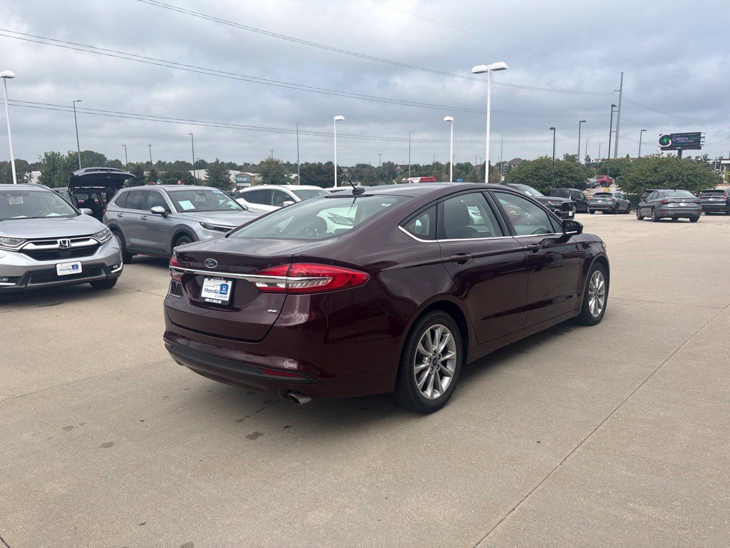 Used 2017 Ford Fusion SE w/ Fusion SE Technology Package FWD image 5