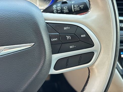 Used 2018 Chrysler Pacifica Limited w/ Tire & Wheel Group FWD image 18