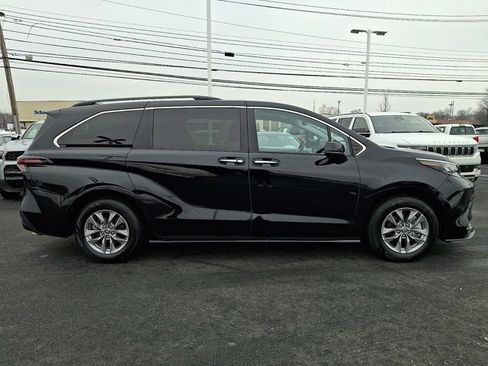 Certified 2025 Toyota Sienna XLE image 7