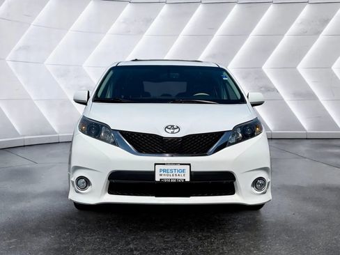 Used 2012 Toyota Sienna SE FWD image 2
