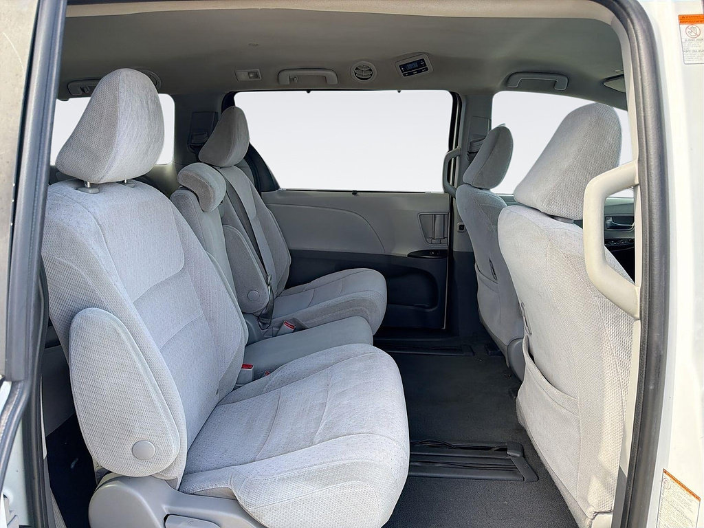 Used 2020 Toyota Sienna LE w/ Carpet Mat Package FWD image 28
