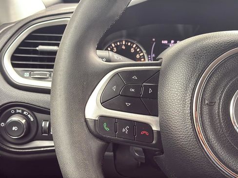 Used 2018 Jeep Renegade Latitude FWD image 32