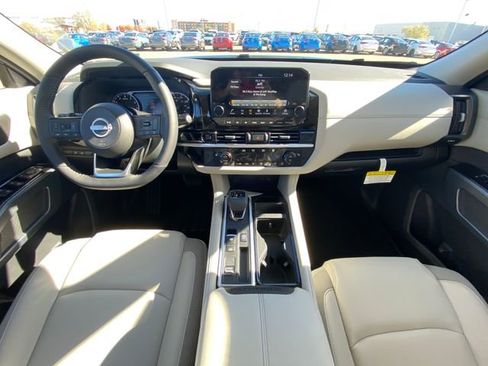 New 2025 Nissan Pathfinder SL image 11