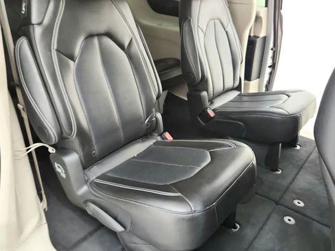 Used 2024 Chrysler Pacifica Touring-L image 38
