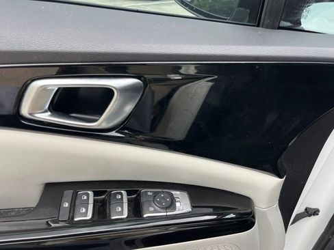 Used 2024 Kia Carnival EX FWD image 12