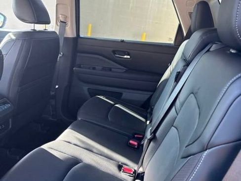 Used 2025 Nissan Pathfinder SL AWD/4WD image 9