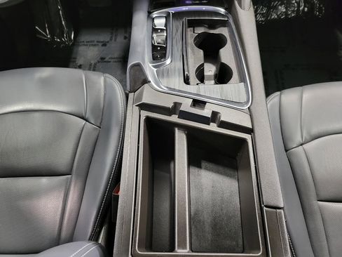 Used 2023 Buick Enclave Essence w/ LPO, Luxury Package image 17