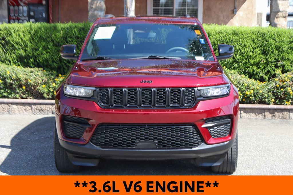 Used 2024 Jeep Grand Cherokee Altitude RWD image 3