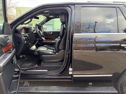 Used 2019 Lincoln Navigator Reserve image 13