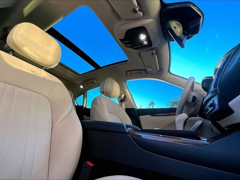 Used 2017 Maserati Levante image 21