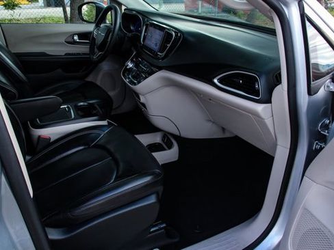 Used 2023 Chrysler Pacifica Touring-L image 29